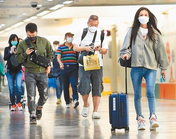 交通部將開放國籍航空採國際包機模式,從桃園機場出發並降落台灣本島其他機場。圖為桃機剛下機旅客準備通關入境。(范揚光攝)