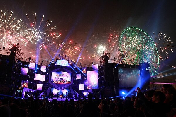 高雄義大世界今年的跨年焰火的施放時間為10分10秒，跨年晚會將邀請歌手楊丞琳到場獻唱。圖／義大世界提供