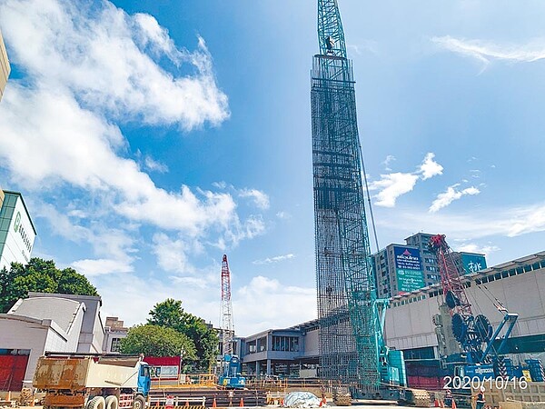 桃園火車站因捷運綠線G07站施工，11月3日起圍籬將圍住站前圓環，請民眾注意動線，以免延誤搭車。（桃園市捷運工程局提供）