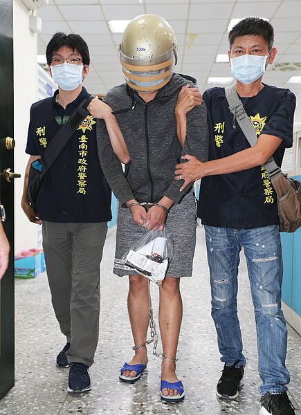 涉嫌勒死長榮大學馬來西亞籍鍾姓女大生的梁姓嫌犯（中）昨天由台南警方押解移送高雄橋頭地檢署。記者劉學聖／攝影 