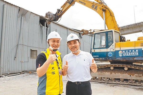 新北市拆除大隊與網路人氣直播節目「木曜四超玩」合作，推出「一日違建拆除大隊」，影片播出一天就吸引超過26萬人次觀看。圖／新北工務局提供