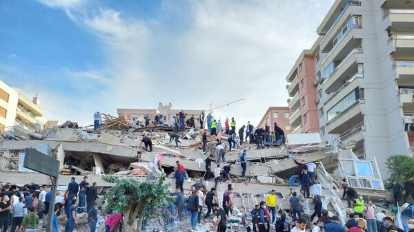土耳其和希臘近海發生規模7.0強震，造成土國沿岸城市伊茲米爾至少20棟建築物受損。 圖／路透

