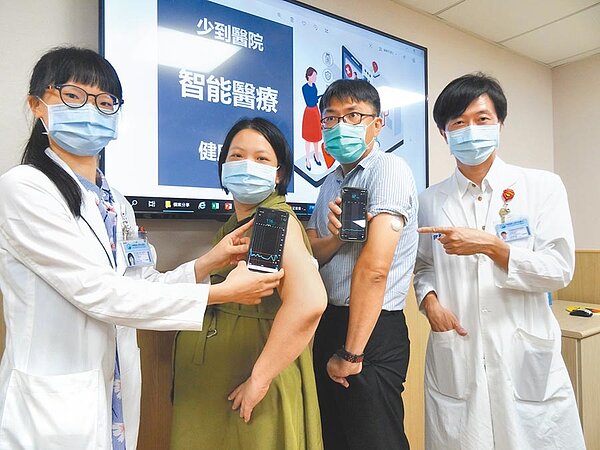 林口長庚醫院採用無線穿戴式裝置，患者只需把貼片貼在胸口、肚子等位置，就可以全天候了解心電圖狀況。（林口長庚醫院提供／賴佑維桃園傳真）