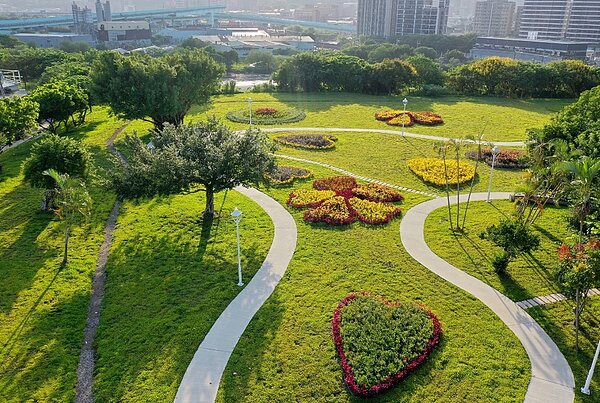 「心環原」藉由各種色葉灌木,透過複層次植栽方式與排列,形成心型、圓形等組合,呈現五股垃圾山回歸原初樣貌的意涵。圖/新北市政府提供