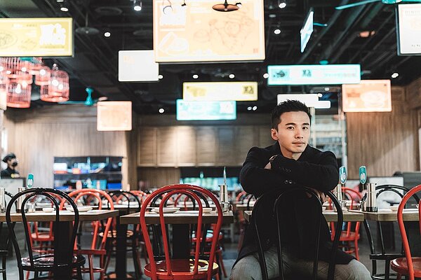 「棒棒堂男孩」出身的男星阿緯,選擇在2015年另闢道路,代理港式飲茶「點點心」,一路走來已過了5年。圖/取自臉書粉專《阿緯 劉峻緯》