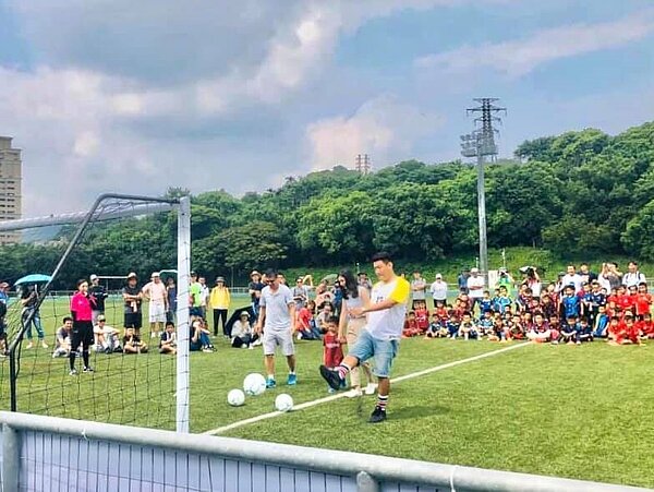 錦和運動公園踢足球