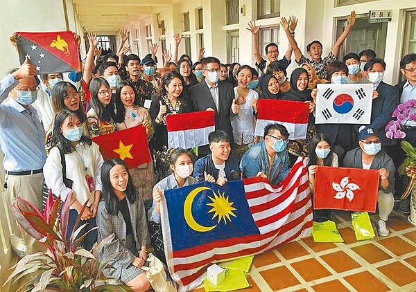 疫情讓大學招收境外生策略亂了套!圖為金門大學報到的境外新生。圖/中時資料照