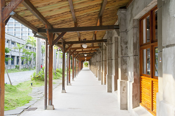 松山文創園區,製菸工廠舊址,製菸工廠,日式建築,古建築,古厝,咖啡廳,走道,走廊。(好房news記者 陳韋帆/攝影)