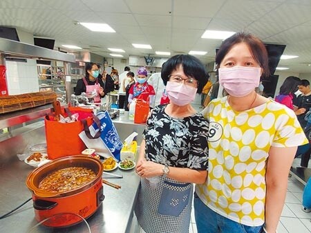 雲林縣母女檔參賽滷肉飯大賽，女兒是主廚。（周麗蘭攝）