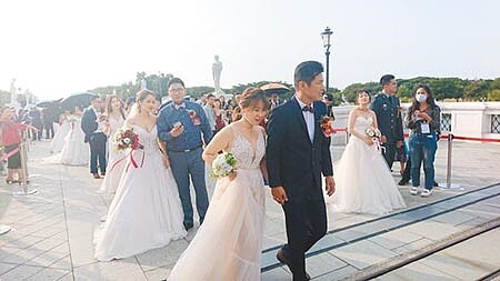 台南市舉辦聯合婚禮,一對對新人陸續進場。(程炳璋攝)