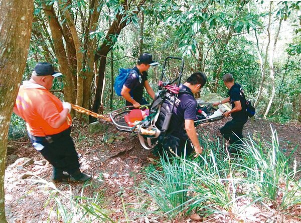 台中今年共接獲157件登山求救案,平均2天1件,消防救難人員「幾乎每天都在登山」。圖/台中市消防局提供