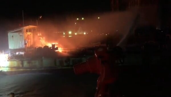 金門大橋工作船30日晚間失火，因東北季風強勁，火勢猛烈，海巡灌救時情況相當危急。圖／金門海巡隊提供