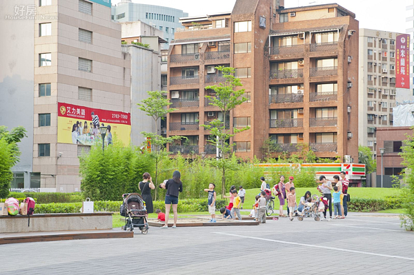 松山文創園區,街景,忠孝東路,捷運國父紀念館站,國父紀念館,101,101大樓,商店,小公園,公園宅,小孩,忠孝東路四段553巷。(好房news記者 陳韋帆/攝影)