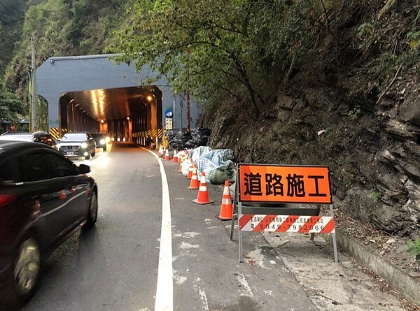 台14線人止關路段2日起至12月4日將進行防落石網施工作業,並實施交通管制。圖/公路總局第二工程處提供