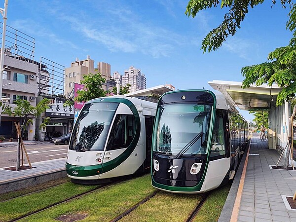 高雄輕軌二階新車(右)與一階車輛(左)不同,經過機電整合後,明天起二階車輛將於C1籬仔內站到C14哈瑪星站的一階路段上線營運。圖/高雄市捷運局提供