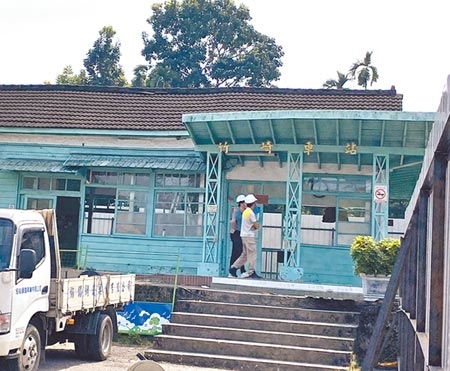 林鐵竹崎車站8月底開始整修，但遊客仍可由一旁臨時車站上下車。（張亦惠攝）
