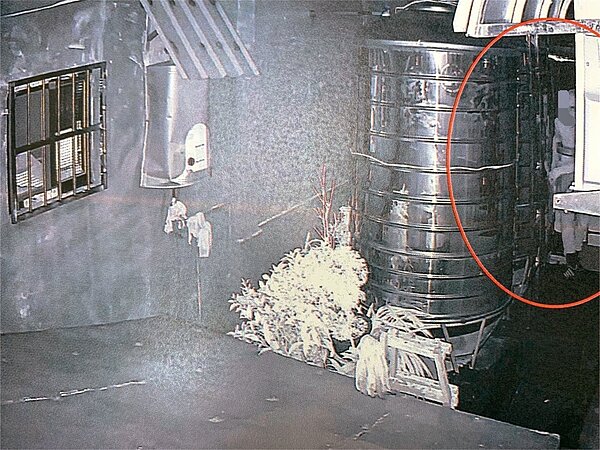 康男涉連續闖空門行竊十一次，其中一次在公寓頂樓鬼鬼祟祟被監視器錄到，鞋子特徵被鎖定。記者林昭彰／翻攝