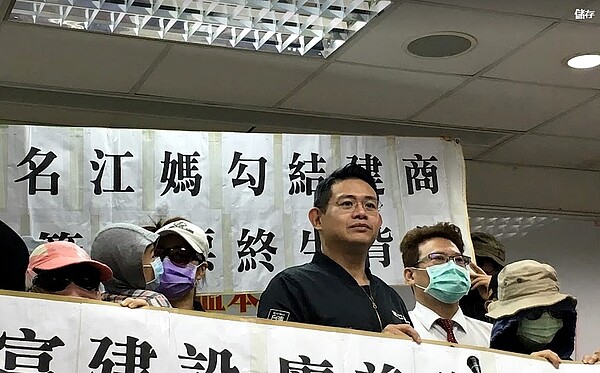 民眾參加「江媽媽」開設的投資理財課程,課程中用洗腦的方式告訴民眾可用「低頭款」買豪宅而被騙;讓人驚訝的是,這些民眾當初竟沒留下購屋契約書、委託書等副本,讓舉證告發增添難度。圖/議員黃俊哲提供