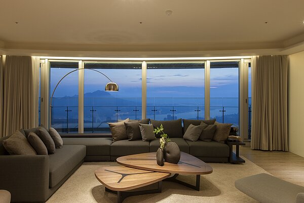 陽明悅活實品屋開闊山河海景觀視野,在房市進入後疫情時代格外令台北客和海歸回流台