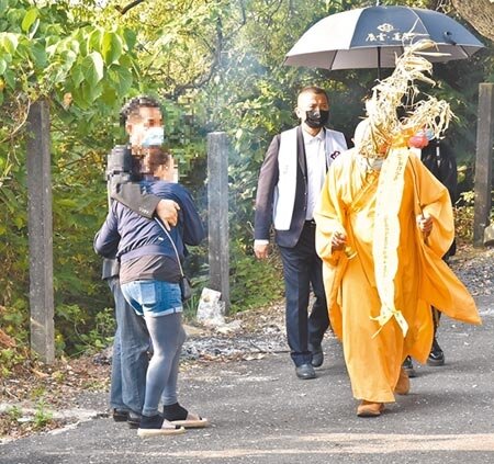 馬來西亞籍女大生遭殺害,父母(左)2日到阿蓮區招魂,死者的母親傷心過度,哭倒在丈夫懷裡。(林瑞益攝)