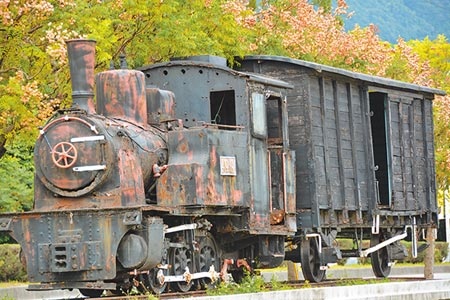 LCK31蒸氣火車頭1917年投入行駛花蓮與台東，1969年退役，1974年被光隆企業收藏迄今，因老舊風化嚴重準備送修。（羅亦晽攝）
