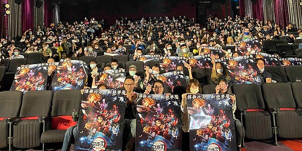 《鬼滅之刃劇場版無限列車篇》10月30日在台上映,首週末票房逾1.17億,帶動全台影城來客數突破62萬,創今年以來首週最高票房來客數。圖/木棉花提供