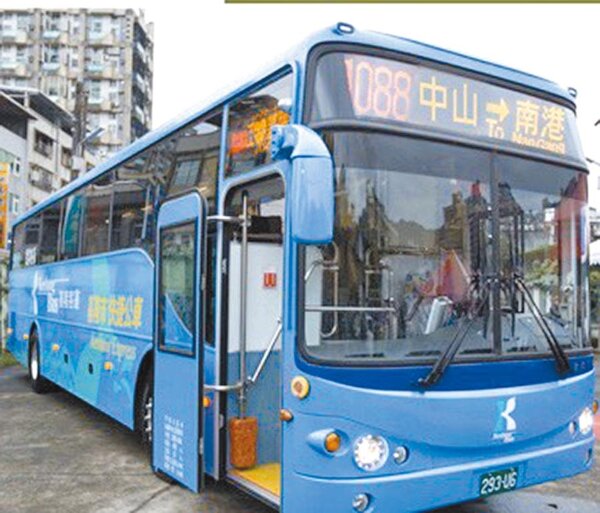 基隆市政府推動第4條快捷公車，從中山區開往台北南港區。（讀者提供／陳彩玲基隆傳真）
