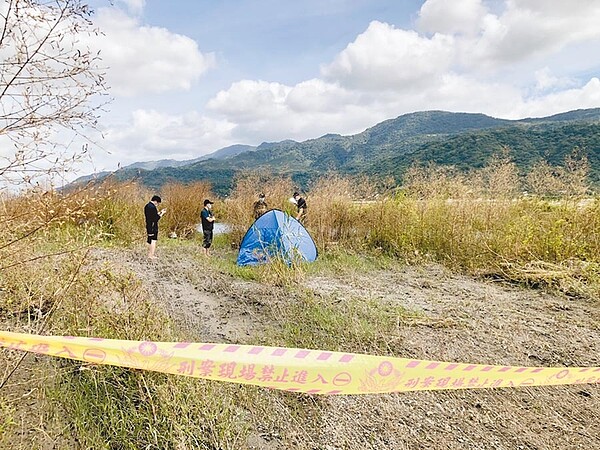 花蓮秀姑巒溪有民眾抓魚時,在沙洲發現一具屍體,不僅腐爛不堪、白骨外露,還四肢全無,宛如「人彘」。警方現場採證,初步研判死者為男性,已死亡多時。(警方提供)