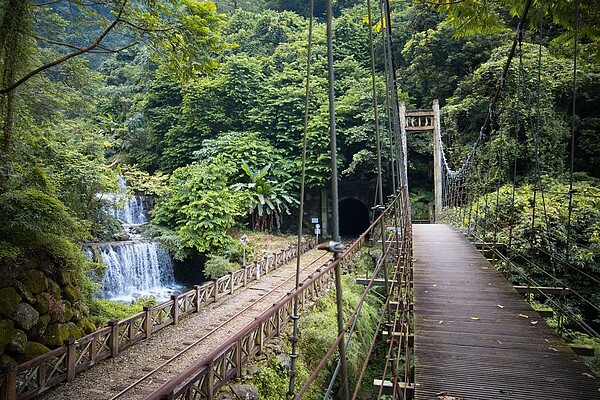 觀音瀑布風華再現！嘉義縣秋遊秘境新登場，限定小旅行揪團抽好禮。圖／嘉義縣新聞行銷處公共關係科提供