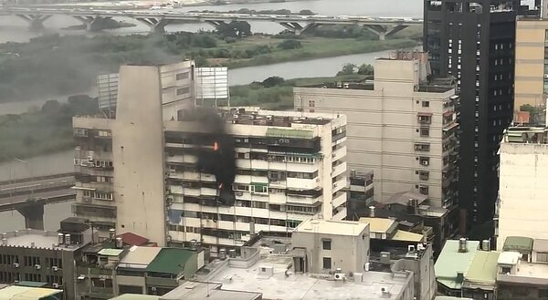 台北市萬華環河南路3日上午11點多發生住宅火警,起火原因疑似是有住戶在家中燃燒衣物所致。圖/臉書社團《我是萬華人》