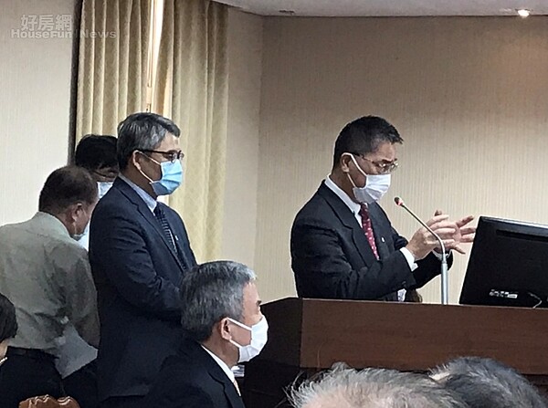 內政部長徐國勇(右)與內政部政次花敬群(左),11月2日赴立法院內政委員會備詢。好房網News記者李彥穎攝