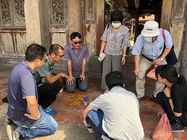 鹿港龍山寺日前遭人噴漆。圖／彰化縣文化局提供