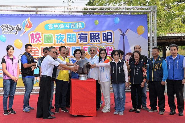 雲林縣政府在斗南鎮4校再增設夜間照明設備,提供民眾安全無虞的夜間運動休閒空間。圖/雲林縣政府提供
