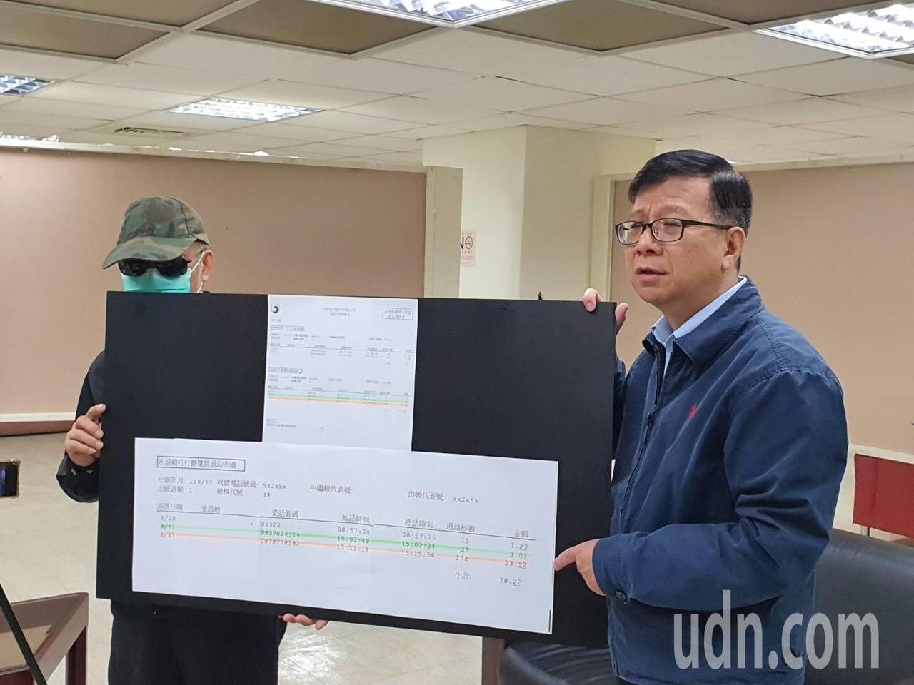 北市議員潘懷宗接獲民眾爆料中華電信維修人員溢收電話費,還侵入民宅打測試電話。記者楊正海/攝影