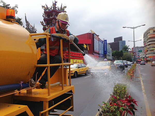 迪化及內湖汙水處理廠用再生水清洗廠區地面、設備機台、植裁澆灌等,一年省下5000萬水費。圖/北市衛工處提供
