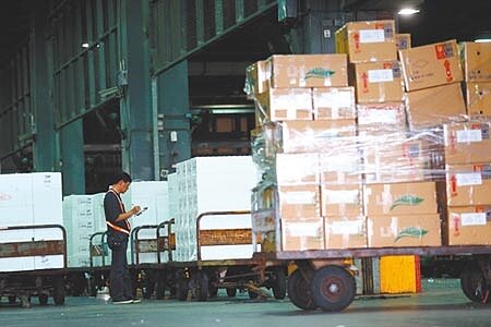 
雙11網購熱潮兩周內來襲，財政部關務署預估，今年11月進口快遞貨物將上看700萬件，有望再創新高。圖／本報資料照片
 