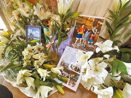 學校為悼念鍾姓女大生設置追思牆,擺滿同學對她的思念與祝福。(曹婷婷攝)