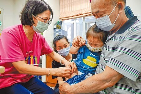 今年公費流感疫苗爆搶打潮,603萬劑疫苗快打完。疾管署統計,開打不到20天,剩餘不到50萬劑,預估11月底就將用罄。(本報資料照片)