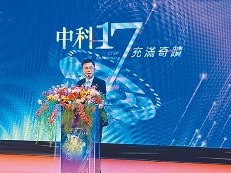 中科管理局長許茂新表示，2020年營業額逆勢成長，預估全年有機會挑戰9000億元，再創新紀錄。（盧金足攝）