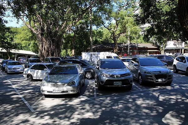 鶯歌國小開放停車位後，吸引許多居民前來承租，每日均停滿汽車。圖／新北市教育局提供