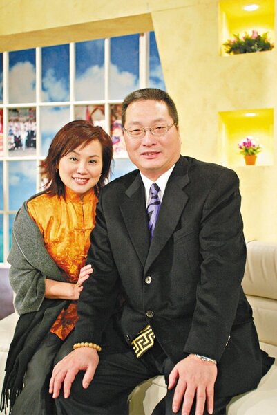 東森集團總裁王令麟（右）與妻子蔡咪咪（左）40年的婚姻亮紅燈。聯合報系資料照／東森提供