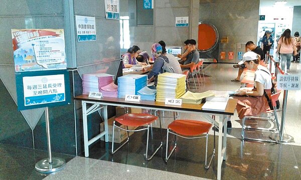 新北市2020「捷運青年住宅租金補貼」即日開放申請,要讓青年在新北安居。圖為過往租金補貼臨櫃情形。(新北市城鄉局提供/葉德正新北傳真)