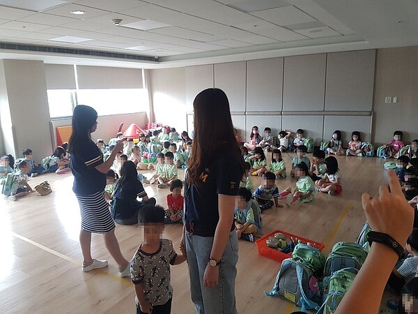 議員簡舒培質詢表示,北市有23家補習班可能變相成幼兒園營業,市府表示將優先稽查,圖為市府去年稽查幼兒園狀況。圖/台北市法務局提供