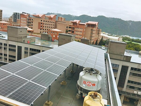 新北市推動綠能屋頂全民參與計畫,今年參加案件更踴躍,希望能夠賺外快。圖/新北市經發局提供