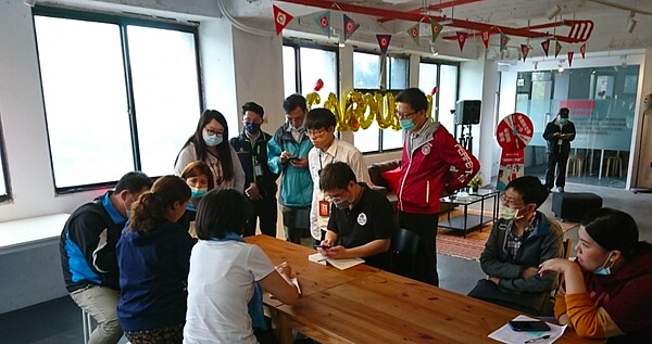 北市環保局3日破獲首宗網路販售笑氣案,最高將開罰30萬元。圖/北市環保局提供