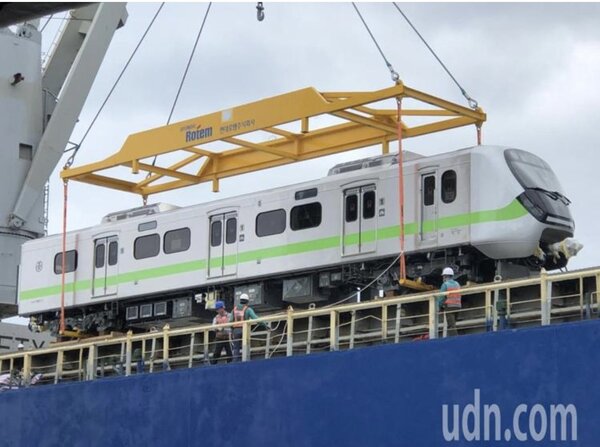 被譽為「史上最美最長區間車」EMU900型通勤電聯車，首批新車上月24日抵台。記者曹悅華／攝影