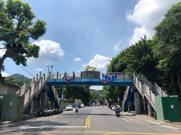 將於11月6日晚間11時進場拆除的土城明德陸橋,是新北市改制以來拆除的第28座人行陸橋。圖/新北市工務局提供