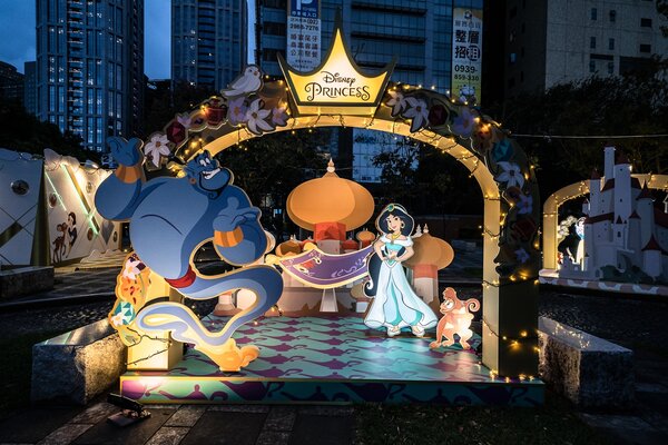 萬坪公園燈區以「迪士尼公主的童話森林」為主題，打造裝置藝術。圖／新北市政府提供

