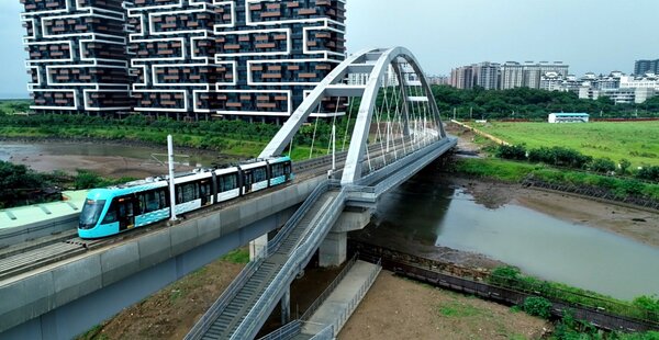 淡海輕軌第一期藍海線打造橫跨出海口的「藍海橋」鋼拱橋，並能欣賞到美麗的台灣海峽景觀。圖／新北市捷運局提供