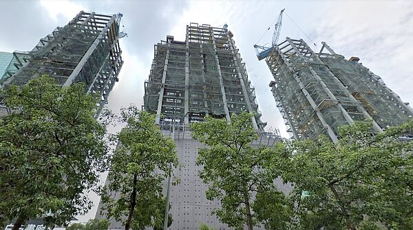 「正義國宅都更案」目前已改建為「Diamond Towers」,其規劃打造為住宅、商場、辦公的三大棟複合式摩天大樓。圖/翻攝Google Maps